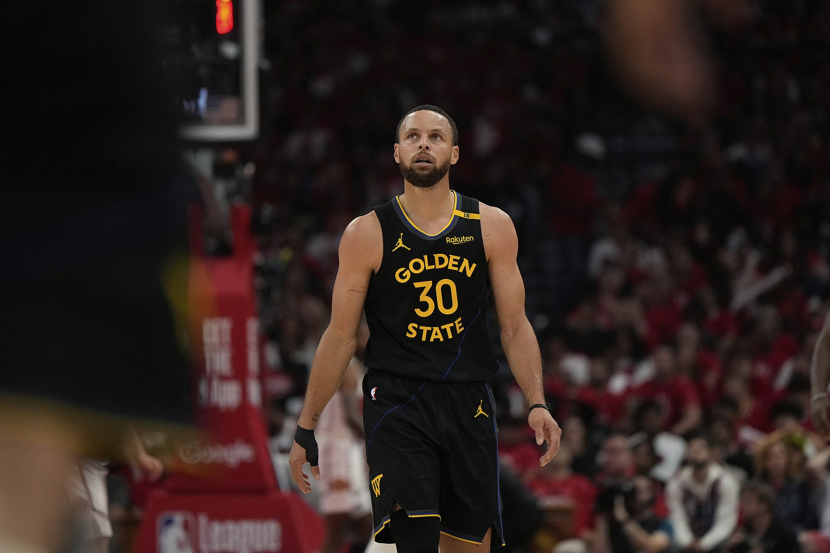 英雄联盟下注_关于勇士NBA击败国王，库里三分制胜的信息